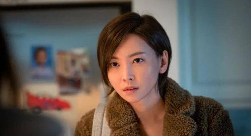 在这个"姐姐翻红指南"的节目中,于文文不仅没有重回巅峰,还因为"快人