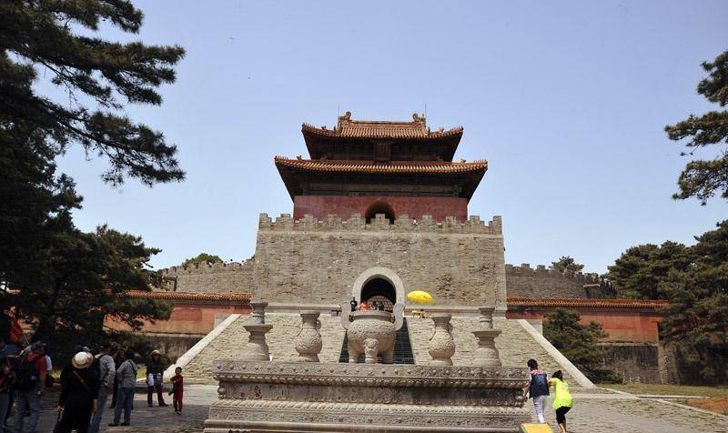 裕陵位于清东陵孝陵以西的胜水峪,始建于乾隆八