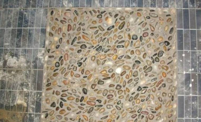 师傅的建议真好,卫生间地面这样处理后,不仅防滑效果也好_鹅卵石_地砖