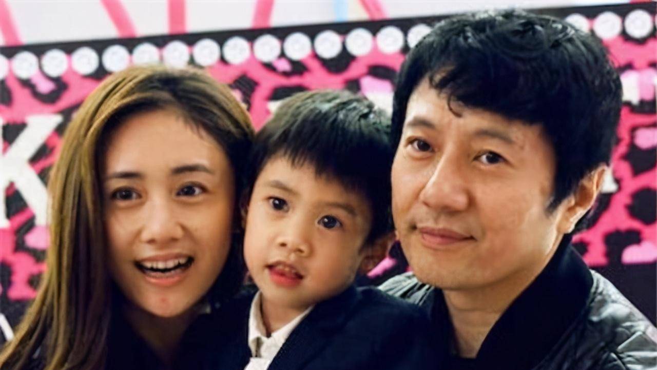 发妻陪伴他20年,他却成名就另娶小15岁娇妻,与刘芸生活低调_郑钧_孙锋