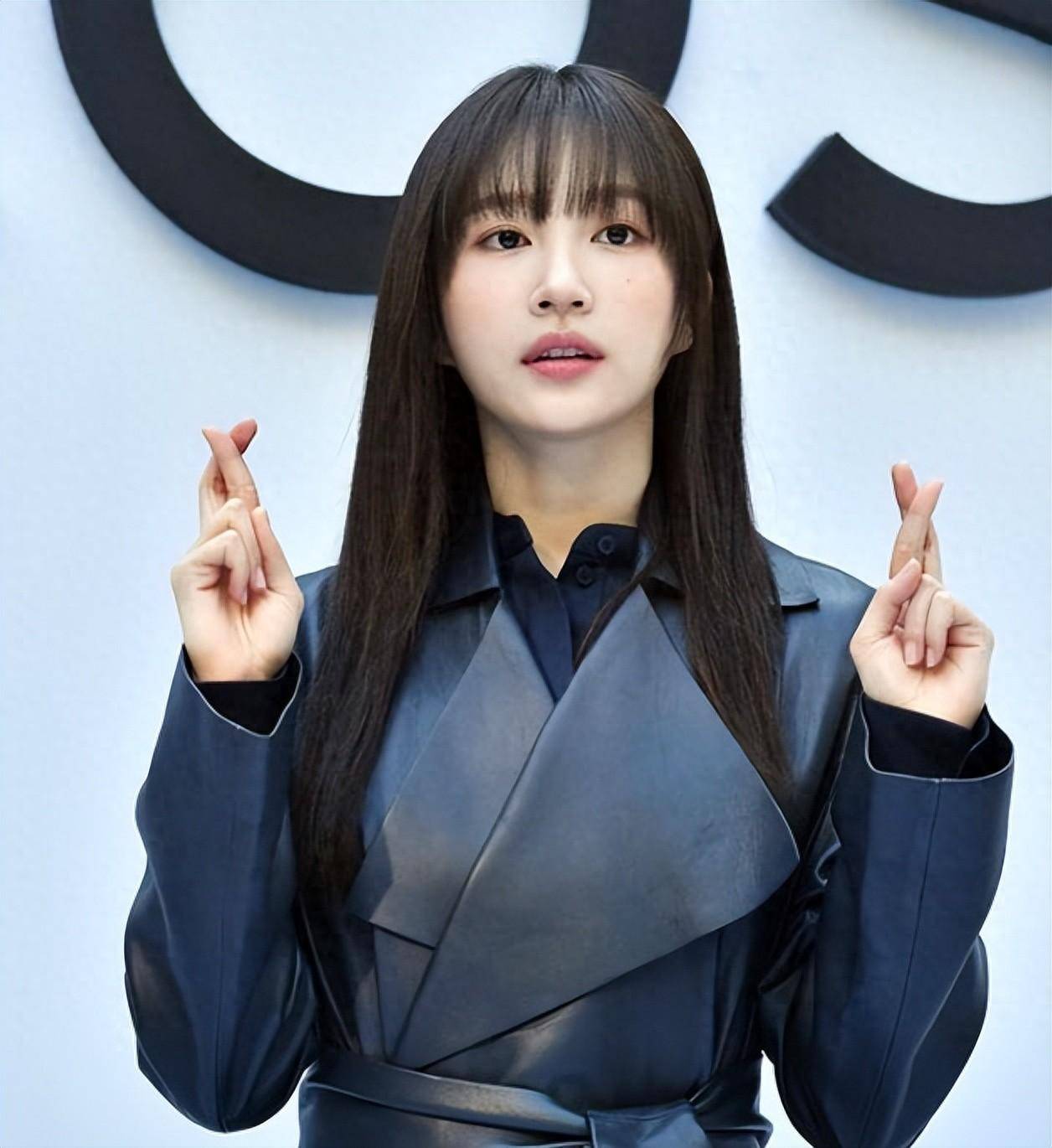 韩国知名女星,婚礼嘉宾造型,引韩网友热议,她的穿搭不适合