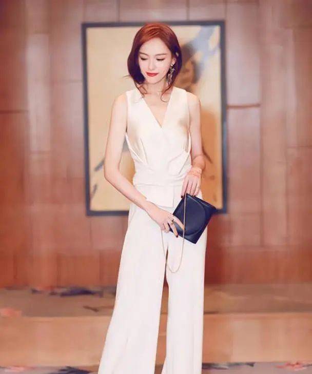 原创被唐嫣迷倒了一袭白色缎面连体裤美得太高级优雅知性气质真好