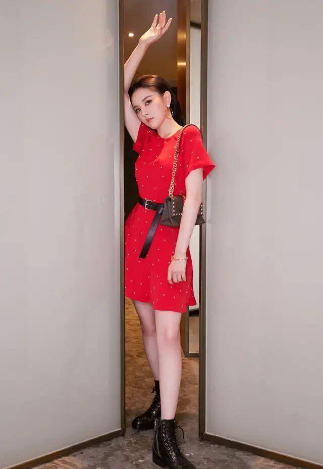 百褶裙吧,今年流行穿火焰裙,时髦又吸睛,潮人都上头了_显得_身材_设计