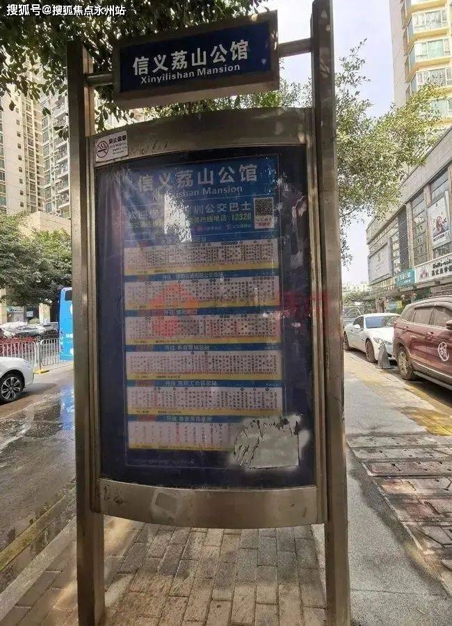 1公里范围内有10多个公交站台,其中距离较近的站台有"百鸽笼地铁站","