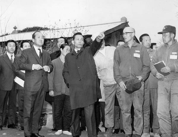 铁腕总统朴正熙为换美元出兵30万入侵越南终被钉在耻辱柱上