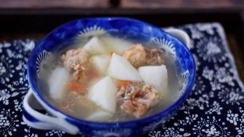 做法:将瘦肉洗干净,焯水;余备料洗干净;将全部用料放入煲内加水