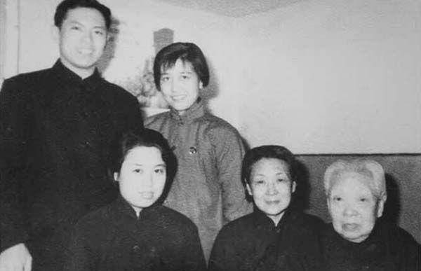 四,四女张怀卿张怀卿,1911年生,母亲是张作霖二夫人卢寿萓.