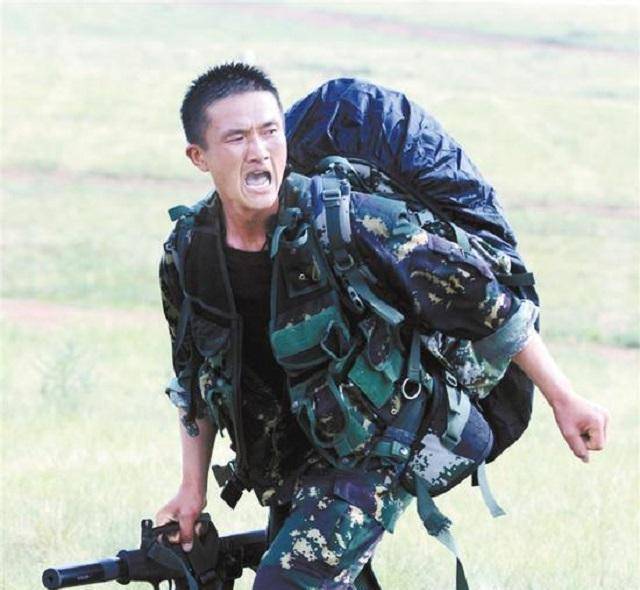 特种兵张金涛军区比武斩获4枚金牌和队友战胜8国特种部队