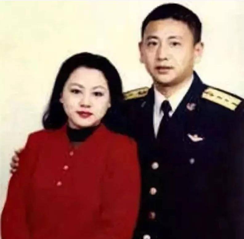 王伟牺牲20年,妻子立下三等功,儿子成为海军军官,如今服役4年_阮国琴