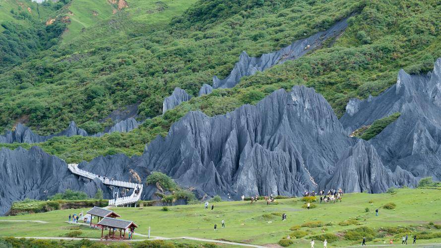 7,猫鼻梁观四姑全景;雅拉雪山全貌6,赠送特色风味汤锅;5,独家入住:一