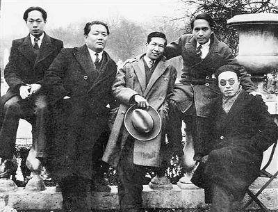 为了给家里少点负担,他半工半读;到了24岁的时候,冼星海就去法国留学