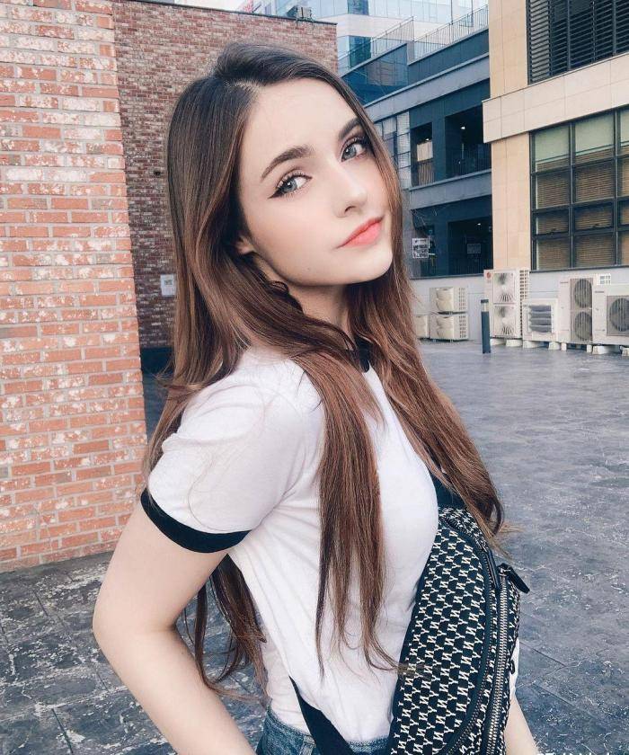 五官精致又立体的外国美女,光是这双深邃的眼睛,就让人很着迷