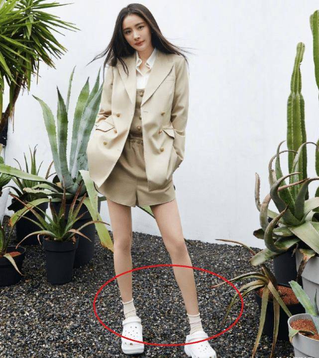 她的怼脸拍充满着少女气息,但是她的身材就是很火辣的,她也算是标准的