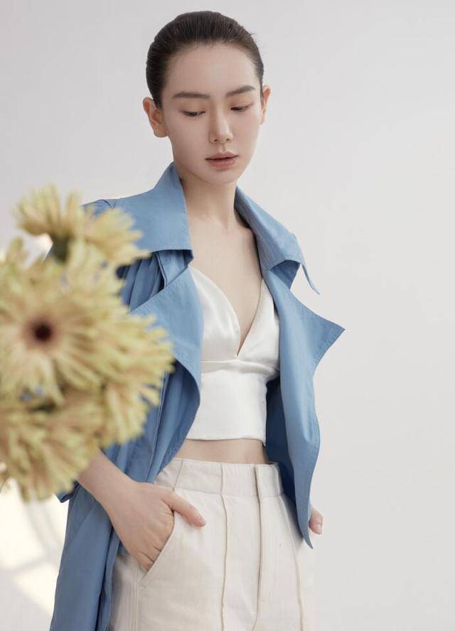 戚薇可真奔放穿西装一颗纽扣也没系直接露出衣服太抢风头