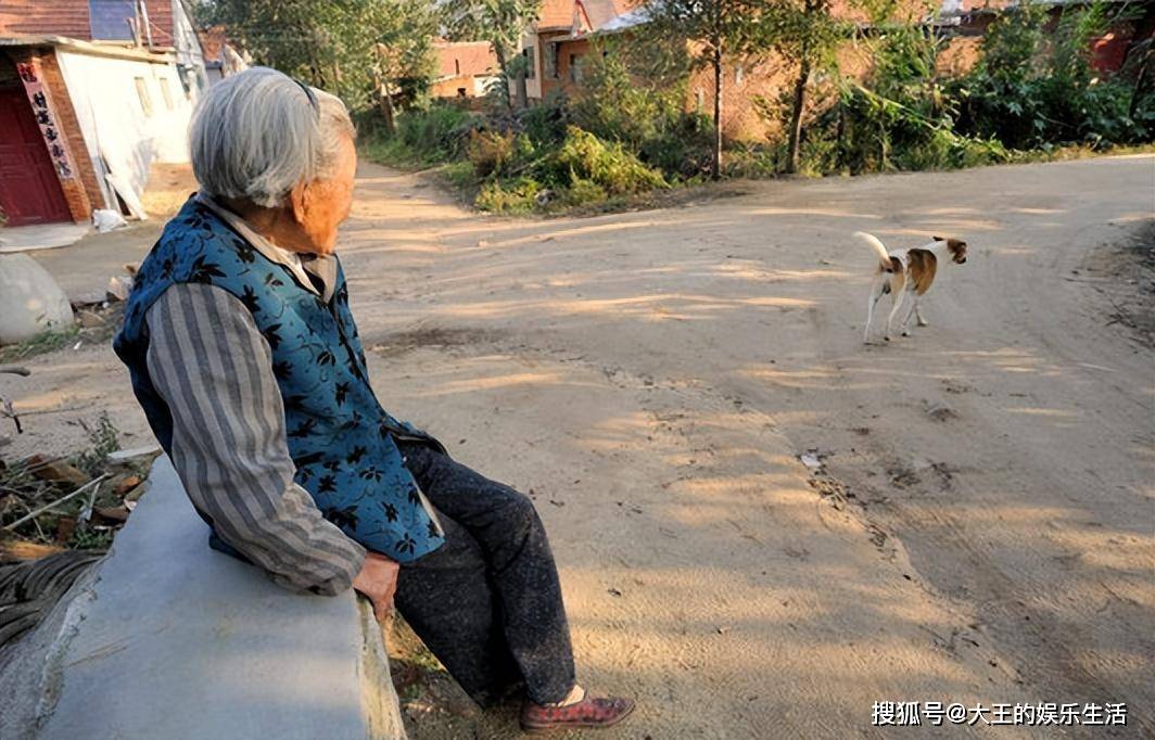 盲眼老人睡猪圈