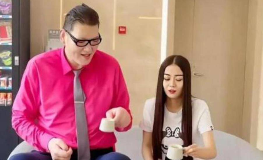 原创亚洲第一巨人张欢身高238米19岁退役曾与女星网红传绯闻