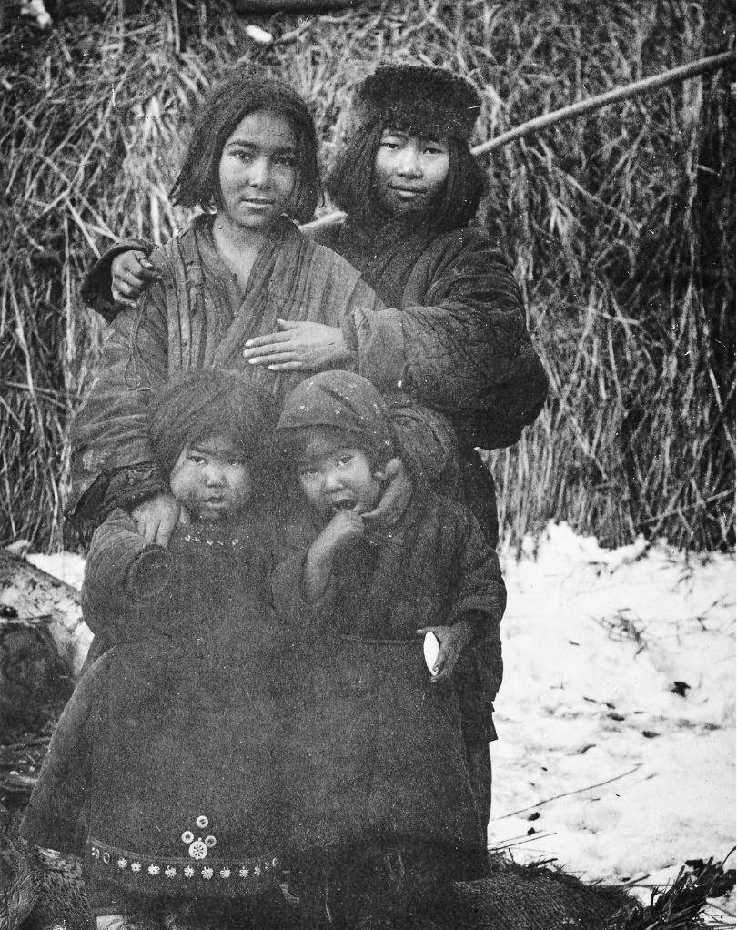 一百年前库页岛的土著们:种族特殊,信奉熊灵祭,最终被屠杀殆尽_阿伊努