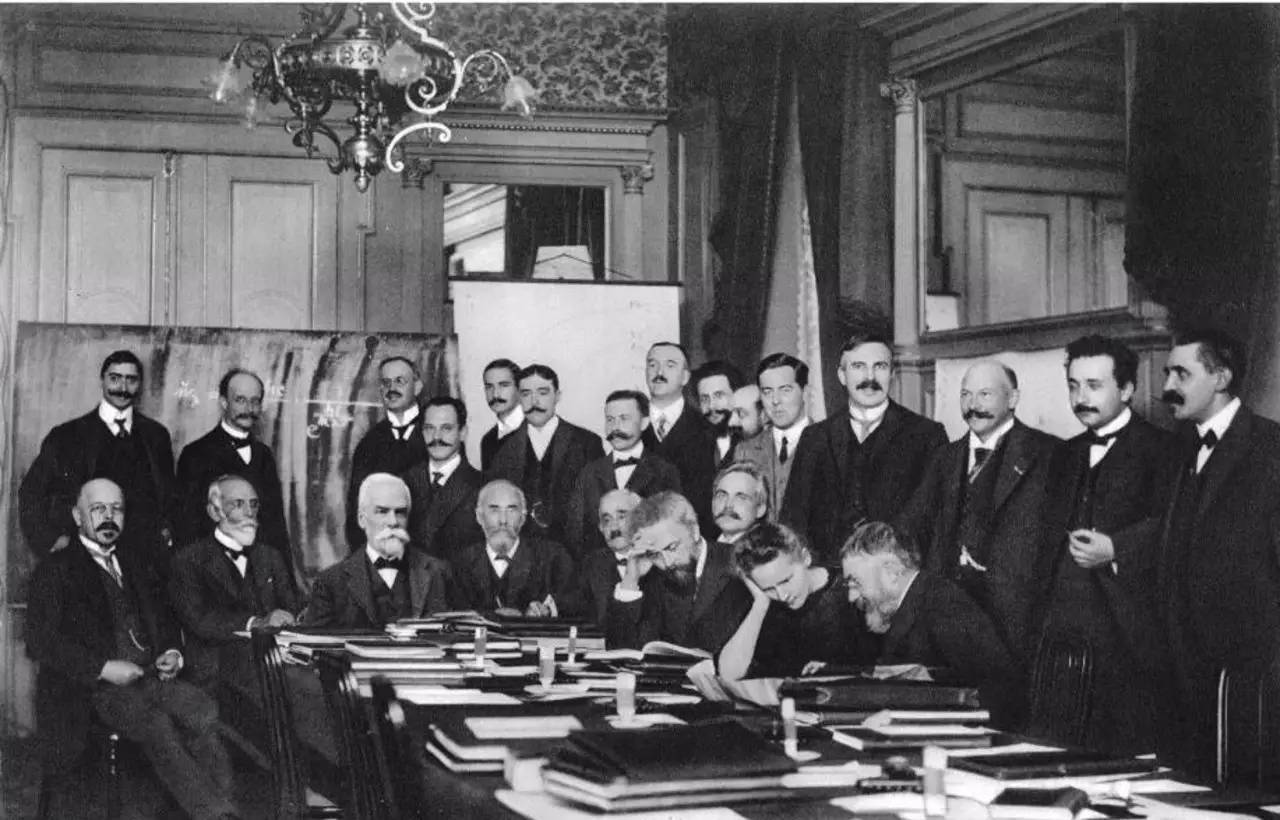 只有一个女人,几十年后才出现一中国人_爱因斯坦_会议_索尔维