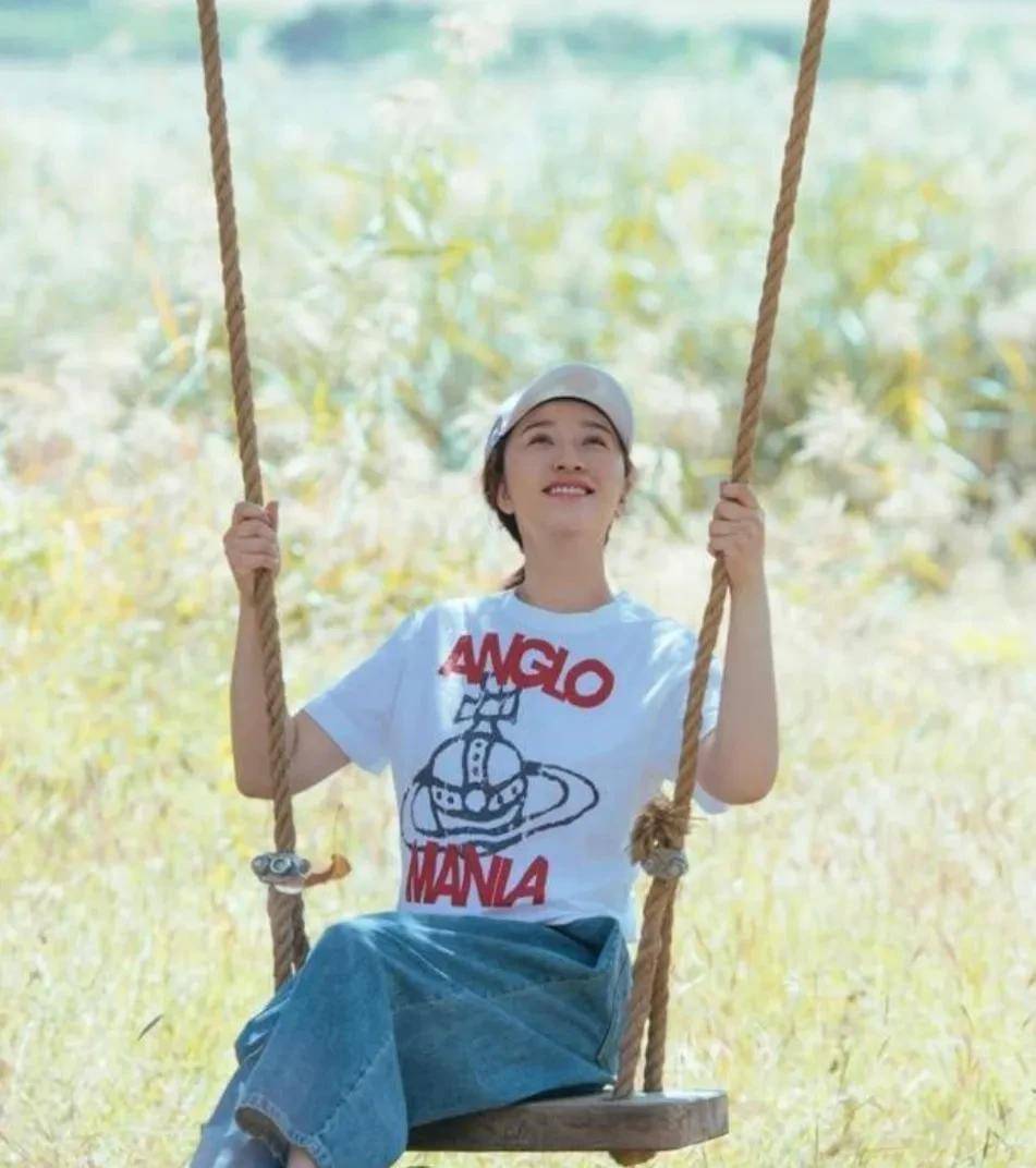 关键人家是"礼服有肉,穿衣显瘦",就算褪去高定礼服的加持,简单的t恤