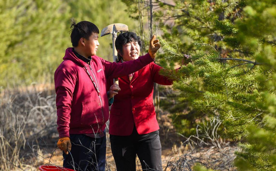 1985年,陕西女孩嫁到沙漠,几次逃离未果,15年后国家为她颁奖_殷玉珍