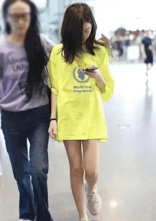 原创王菲母女合体王菲一身连体裤随性又高级李嫣下衣失踪把妈妈风头都