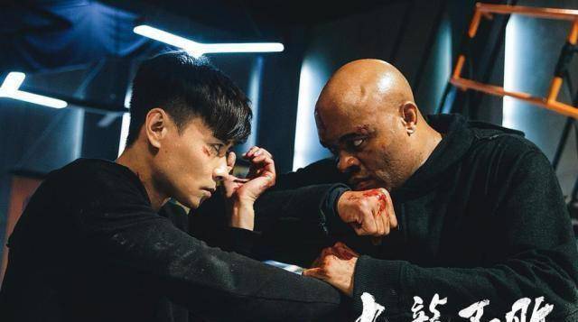 在电影上映之前张晋在《杀破狼2》中饰演的监狱长能打能抗,拳打吴京