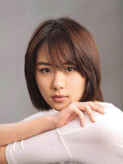 张晔子扮演25岁的女儿江南,曾经是一个成绩优异的学霸,现在在一家杂志