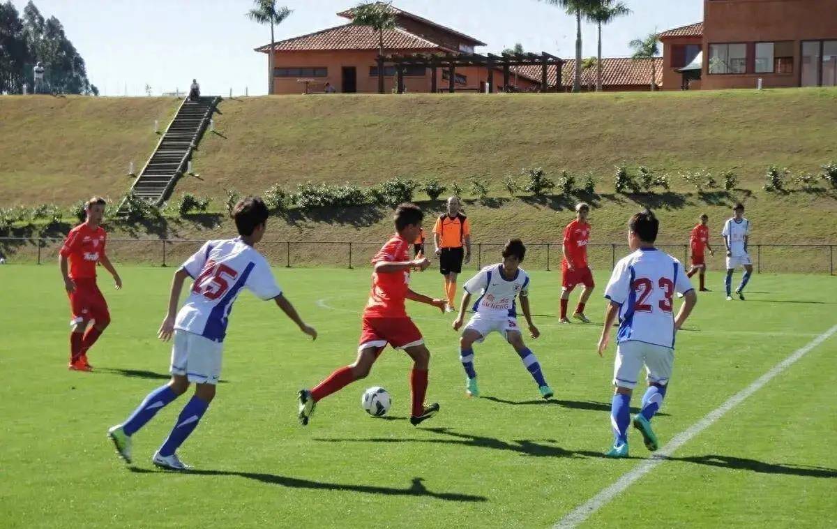 2015年,13岁的小穆尼斯进入鲁能足校学习,鲁能青训的正规让他学习的很