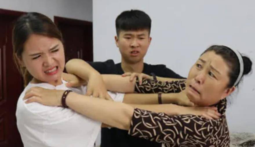 婆婆看电视声音很大,两人争执后儿媳被杀_徐艺丽_董岗彪_父母