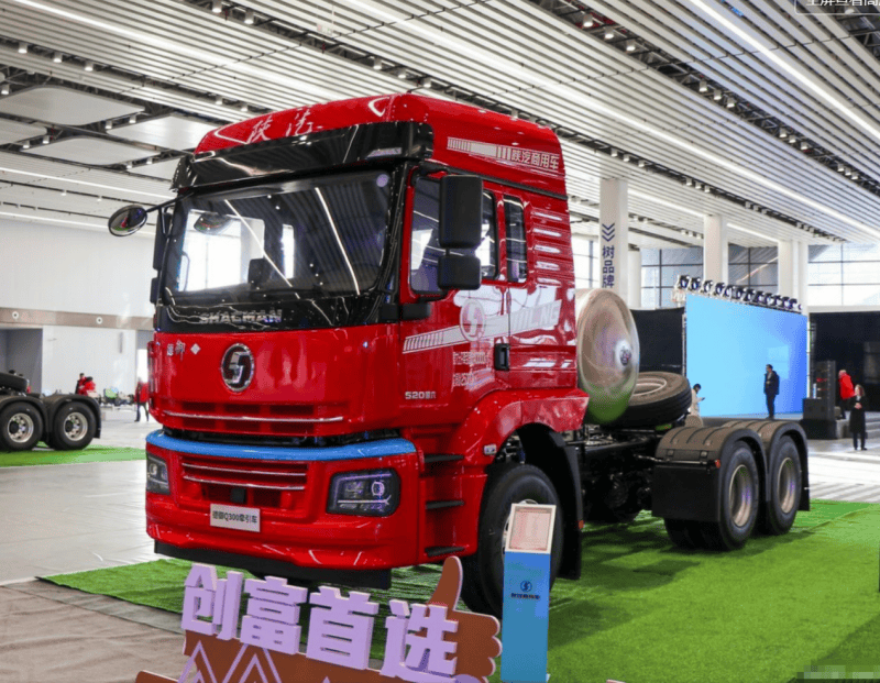 六大专项服务举措正式发布 陕汽德御q300 520马力燃气牵引车给用户吃