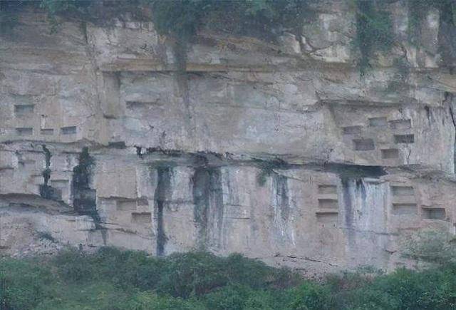 原创贵州背尸人徒手攀爬悬崖以背尸背棺材为生三天三夜不吃不睡