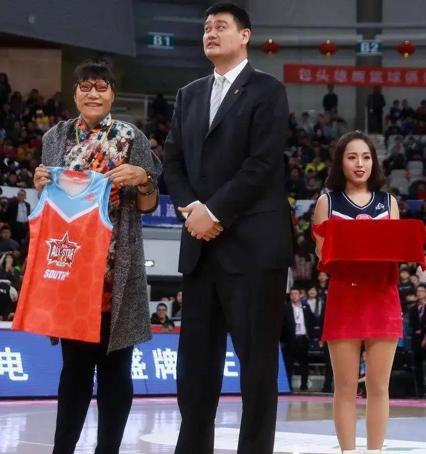 中国女篮郑海霞退役后居然嫁给街道临时工如今却成为人生赢家