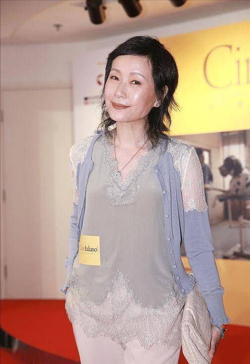 原创叶童老了也还是这么有魅力和关宝慧站在一起高个子优势好明显