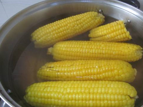 煮玉米时别直接把玉米放锅里煮多加这2步玉米更香更甜