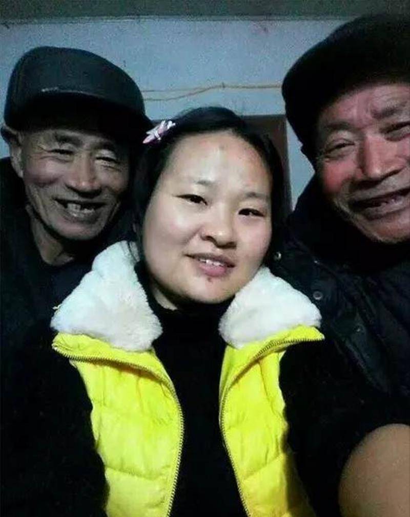 安徽女教师葛红花,带两个养父上班,至今34岁未婚