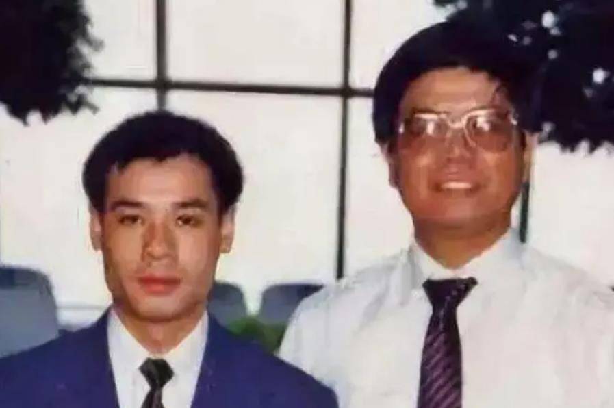 原创李宁与儿子女儿合照22岁儿子帅气身高超李宁女儿美丽可爱