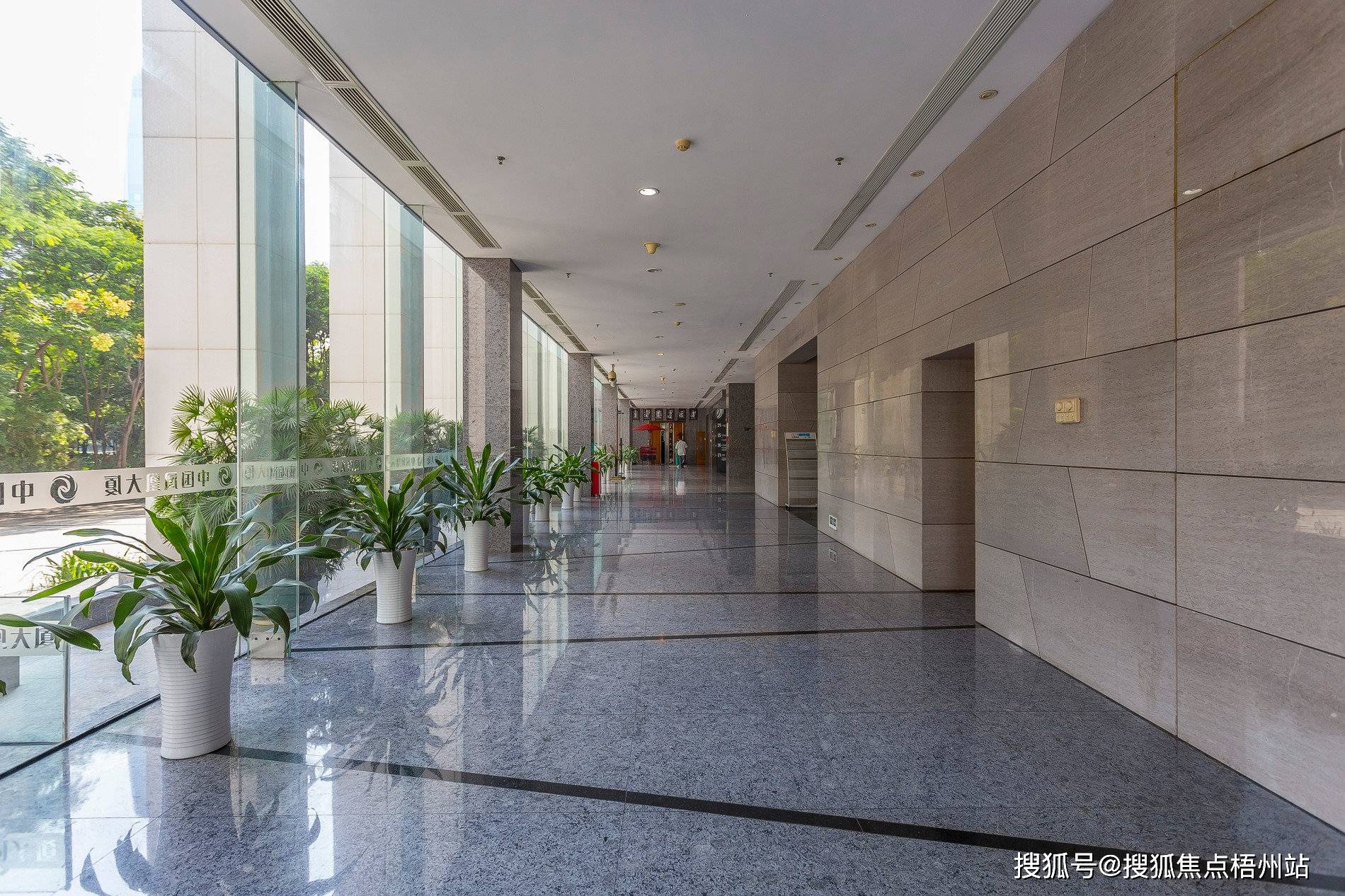 深圳中国凤凰大厦租120人独立办公室精装修带家具交通便利可注册