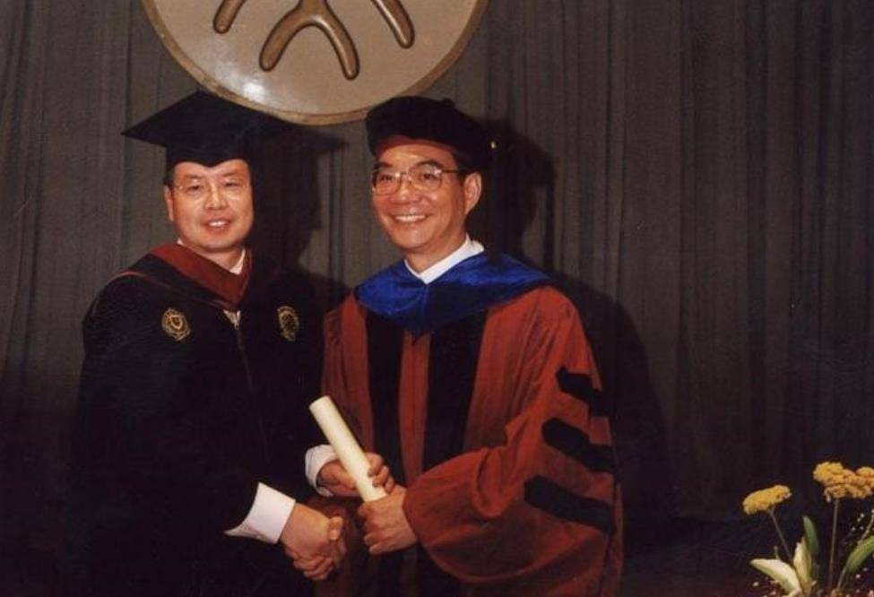 原创1979年台军连长泅渡大陆后成世行副行长父亲去世隔空祭拜