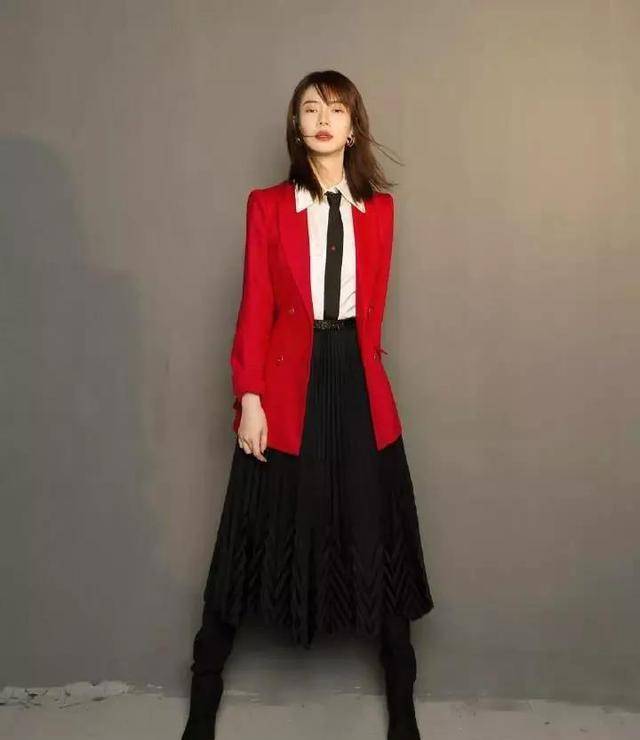 戚薇可真奔放穿西装一颗纽扣也没系直接露出衣服太抢风头