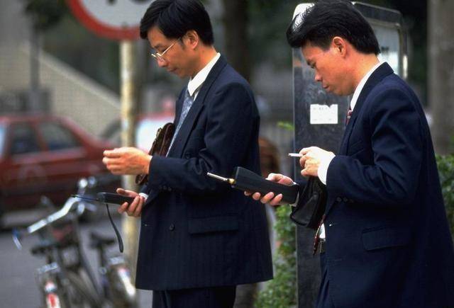 90年代中国年轻人无比渴望改变自身命运图9是年轻漂亮发廊妹