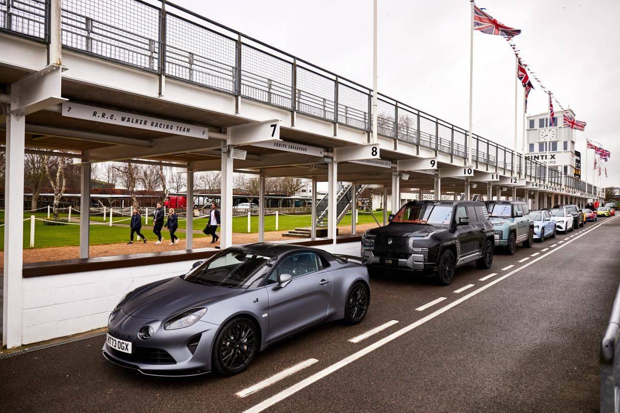 的高端汽车品牌代表,竟然在古德伍德赛道上惊艳亮相,与保时捷,法拉利