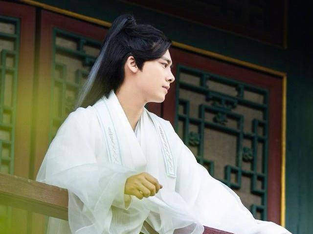 出场站在阁楼上的李易峰,妥妥就是个美男子,不得不说,他真的太适合