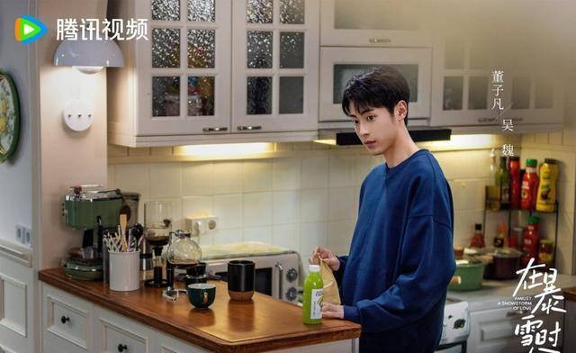 金晶科在《风雪里》中饰演"林弋阳"的哥哥"张阳",12岁时成为何文峰的