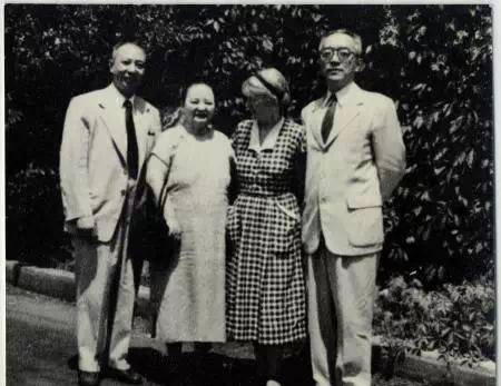 把一套篆刻有"冬秀"的银质餐具送给了胡适的妻子江冬秀作为生日礼物