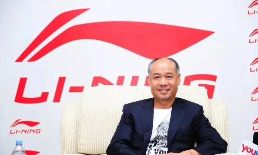 原创李宁与儿子女儿合照22岁儿子帅气身高超李宁女儿美丽可爱