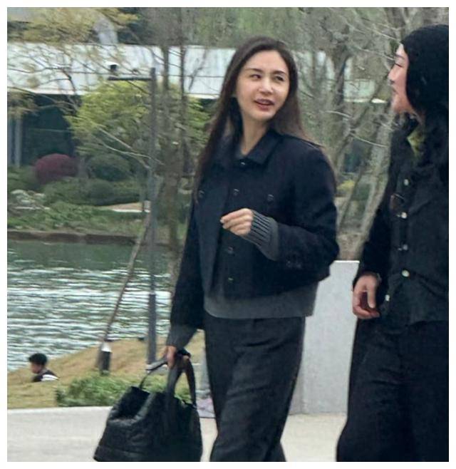 今天小编带来一则娱乐圈的热辣八卦,昨日有网友称偶遇了周迅,王子文和