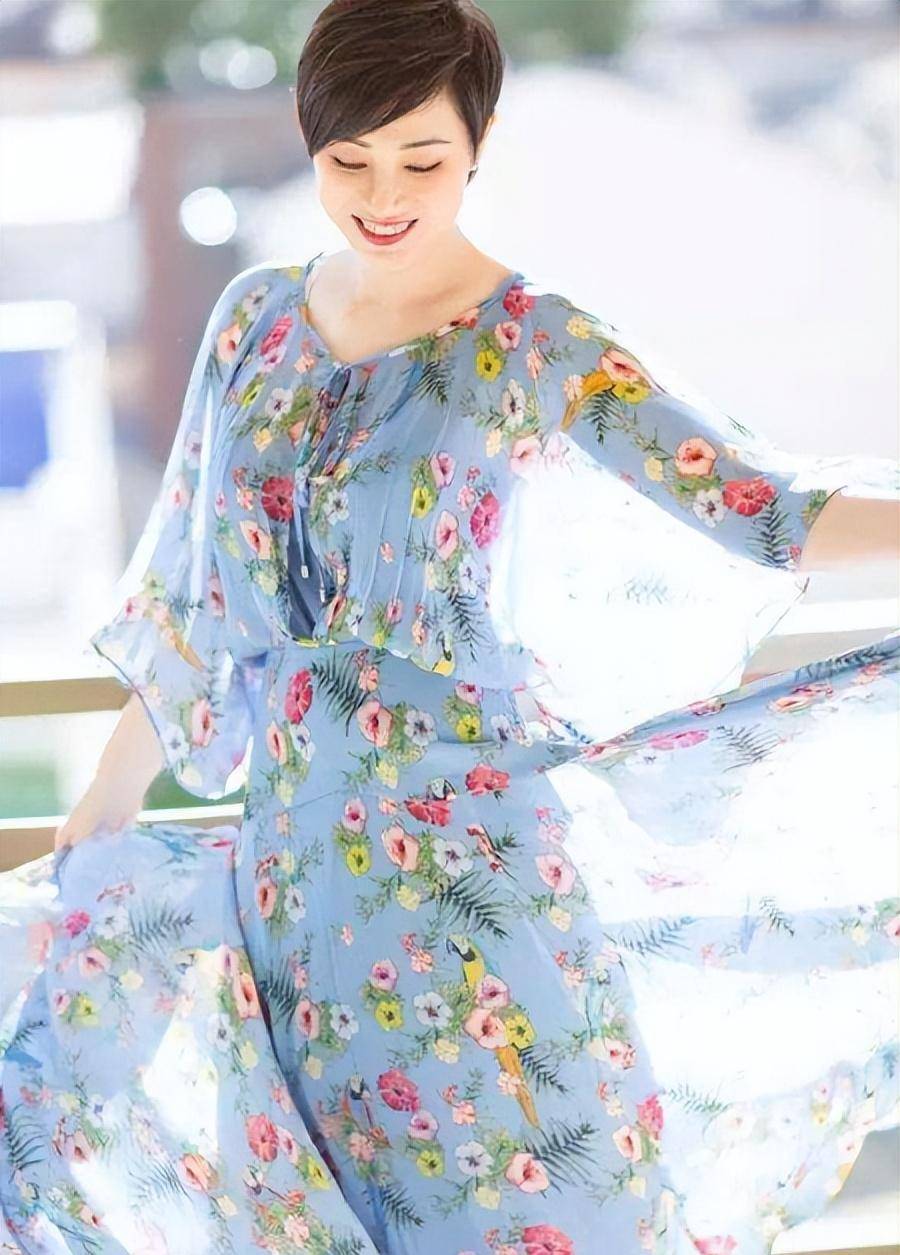 现在,她转战内陆,列入综艺,仍旧文雅,有望女神美满