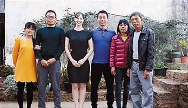 2018年,美国妈妈来中国参加女儿婚礼,亲家见面却因婚俗尴尬_吴明杰