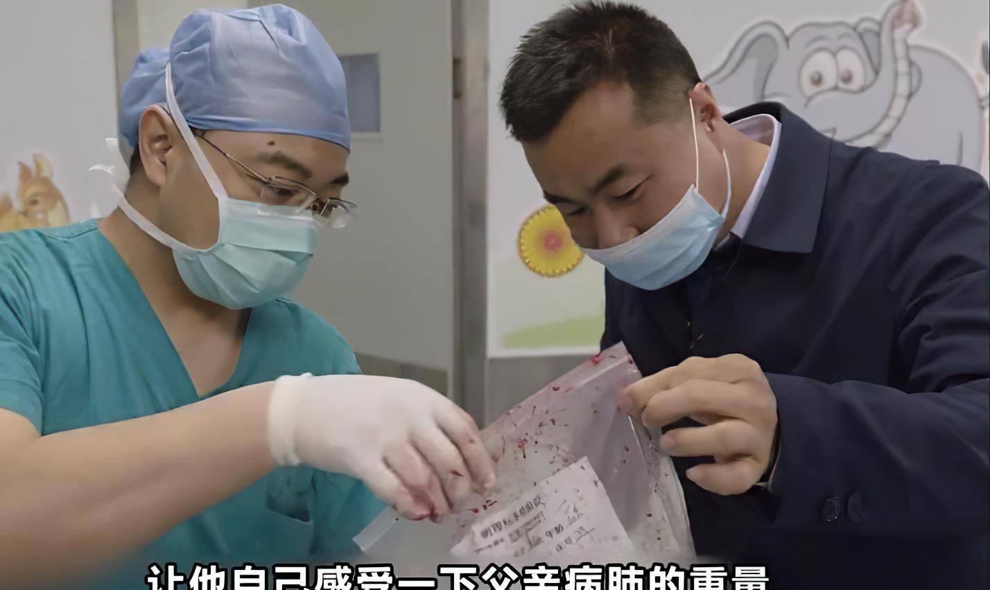 "他坐在医院的长椅上,翻看着父亲那布满钙化的岩石粉末时,廖延龙拿起