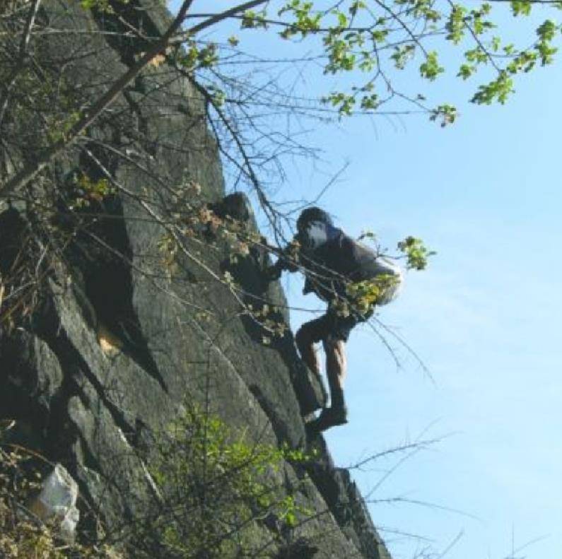 余成明的手臂比其他人长一些,这也意味着他在攀爬岩石,穿梭峭壁方面有